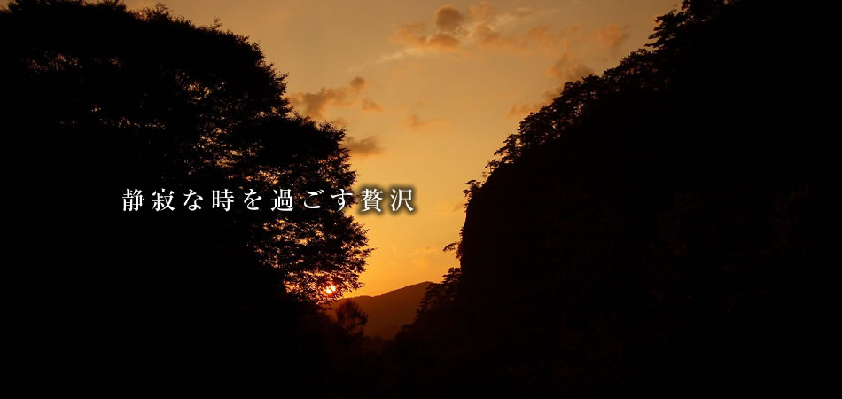 色鮮やかな山々を望む、秋の情景